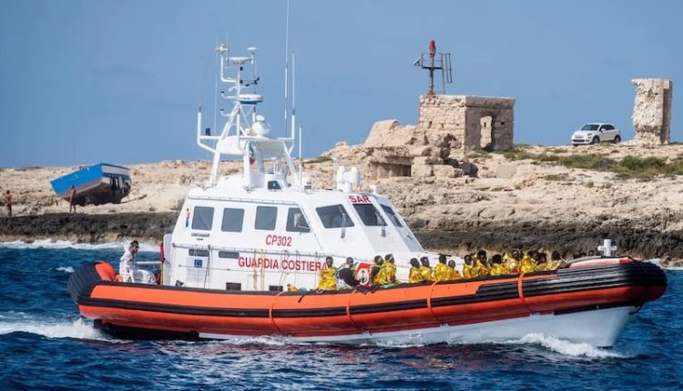 انقاد طاقم عبارة بسواحل ايطاليا