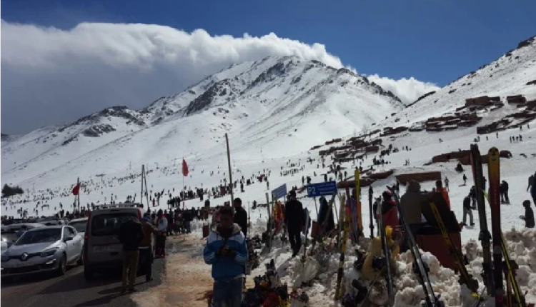 عودة الثلوج لأوكايمدن يحيي البهجة في قلوب ساكنتها و السياح