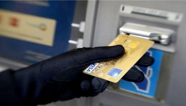 بطاقات بنكية مسروقة تورط 5 شبان