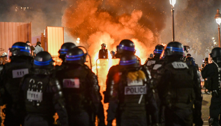 باريس.. قتل شاب يثير ثورة شبابية على مراكز الشرطة