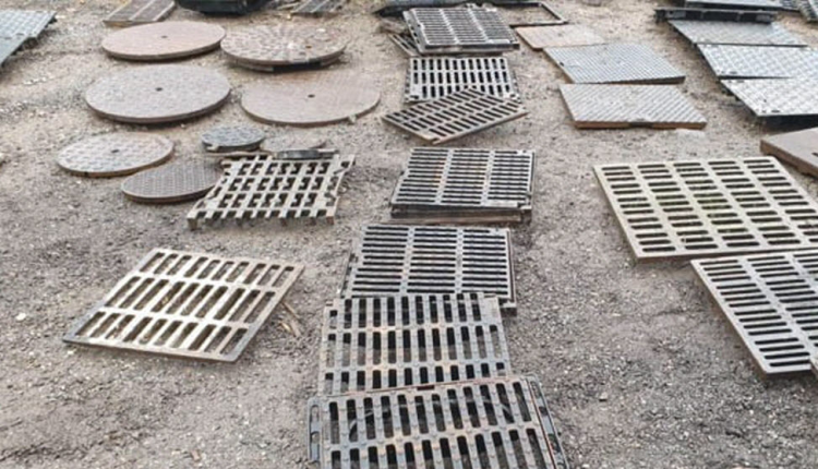 بالوعات حديدية توقف شخصين