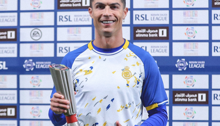 انتزاع "رونالدو" جائزة أفضل لاعب في الدوري السعودي من "حمد الله"