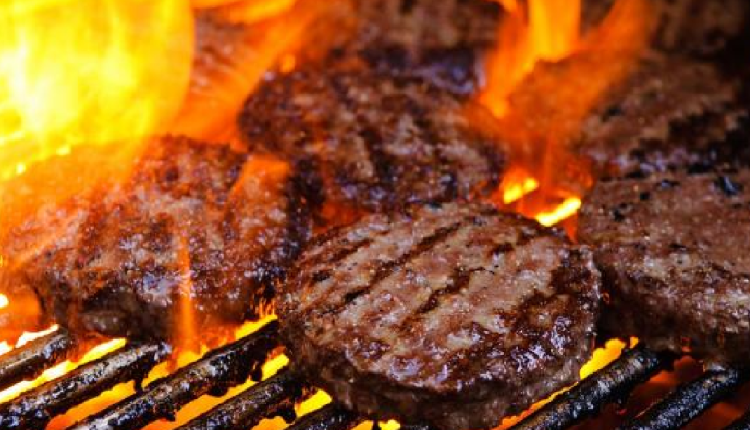 "كفتة" مسمومة تودي بحياة طفل و تنقل أسرته للمستشفى