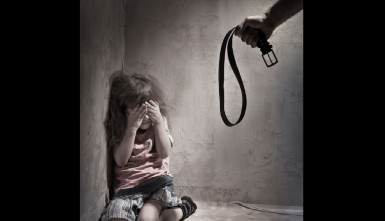 تعنيف أم لطفلتها يقودها و أحد معارفها للإعتقال