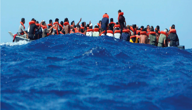 البحرية الملكية توقف قاربا للهجرة غير الشرعية بالداخلة