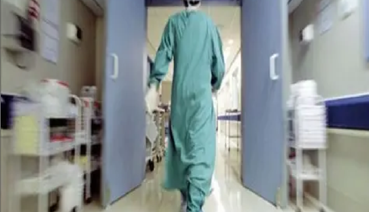 الممرضين يقدمون اعتذارا للمواطنين عن توقف الخدمات الصحية