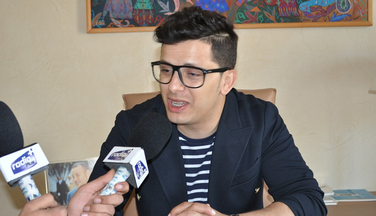 حفل فني لحاتم عمور