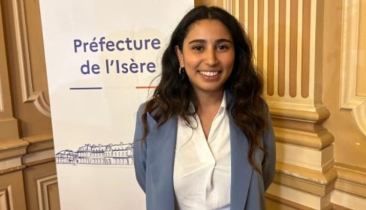 طالبة مغربية تفوز بالانتخابات الفرنسية