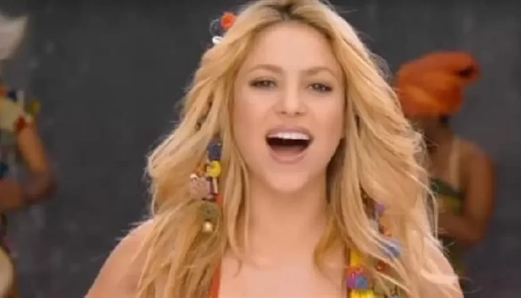 شاكيرا أثناء رقصها على المسرح