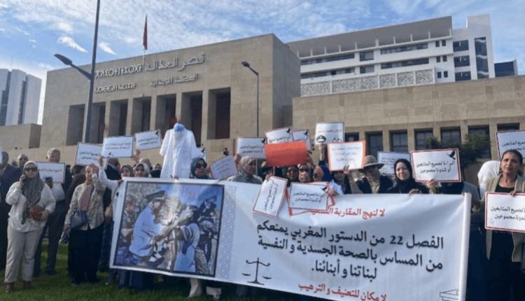 تأجيل محاكمة طلبة الطب وسط حضور مكثف لهيئة الدفاع وتنظيم وقفة احتجاجية ضد المحاكمة