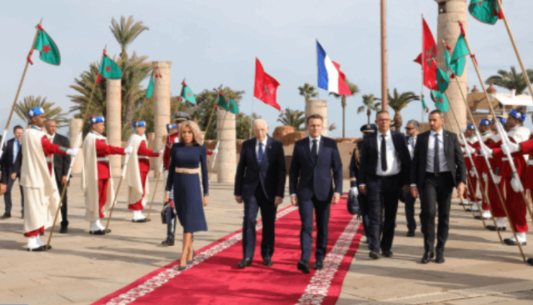 الرئيس الفرنسي وحرمه يقومان بزيارة لضريح المغفور لهما "محمد الخامس" و"الحسن الثاني"