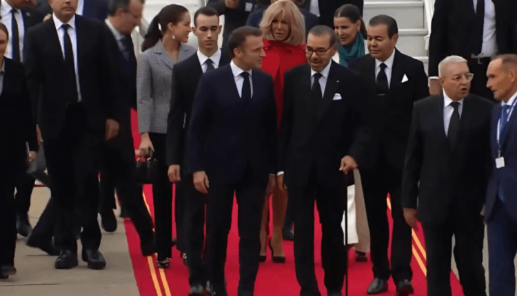 استقبال جلالة الملك الرئيس الفرنسي مستعينًا بعكاز يثير تعاطفا شعبيا وتساؤلات حول وضع جلالته الصحي