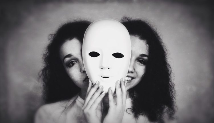 نفاق المجتماعات الوجه الأخر للتصيفيق