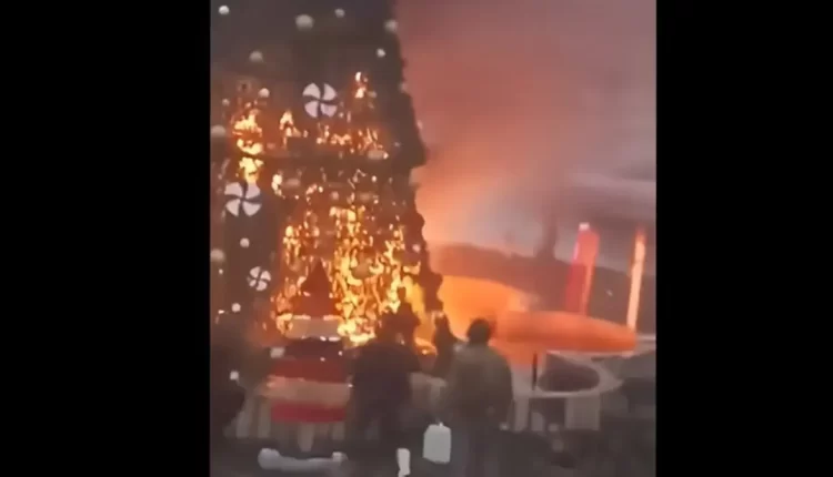 مئات المسيحيين السوريين يتظاهرون في دمشق بعد إحراق شجرة خاصة بعيد الميلاد قرب حماة