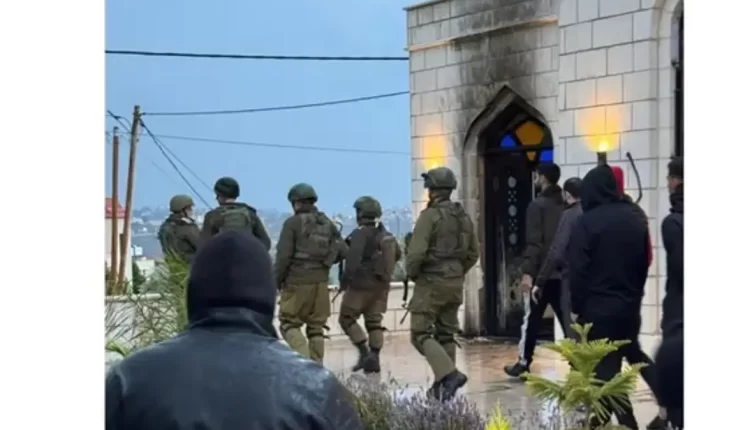 مستوطنون يحرقون مسجدا في قرية مردا ويخطون شعارات عنصرية على جدرانه