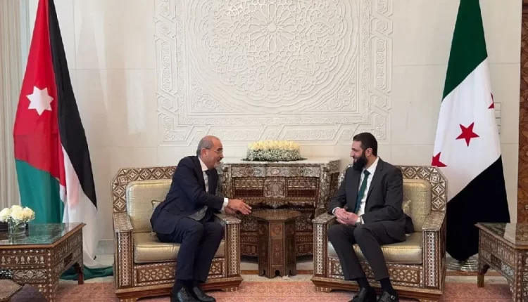 أحمد الشرع يلتقي مع وزير الخارجية الأردني في دمشق