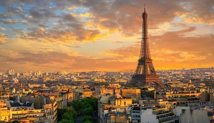 إخلاء برج إيفل بسبب مس كهربائي