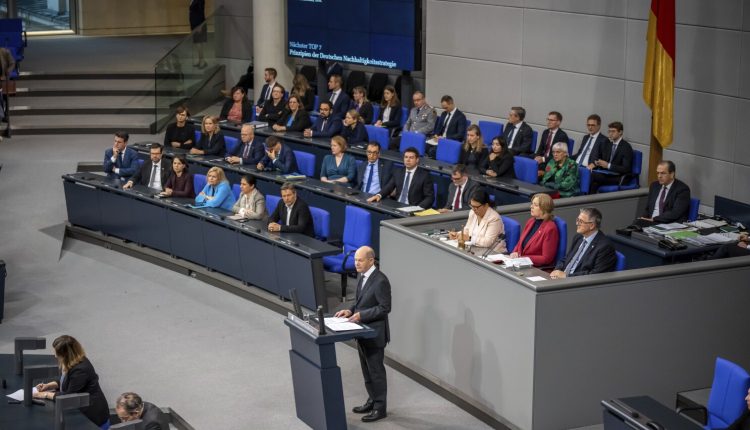 البرلمان الألماني يصوت لصالح حجب التقة عن حكومة شولس