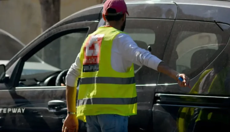 والي جهة طنجة تطوان الحسيمة يقرر وقف إصدار رخص حراسة السيارات في الشوارع