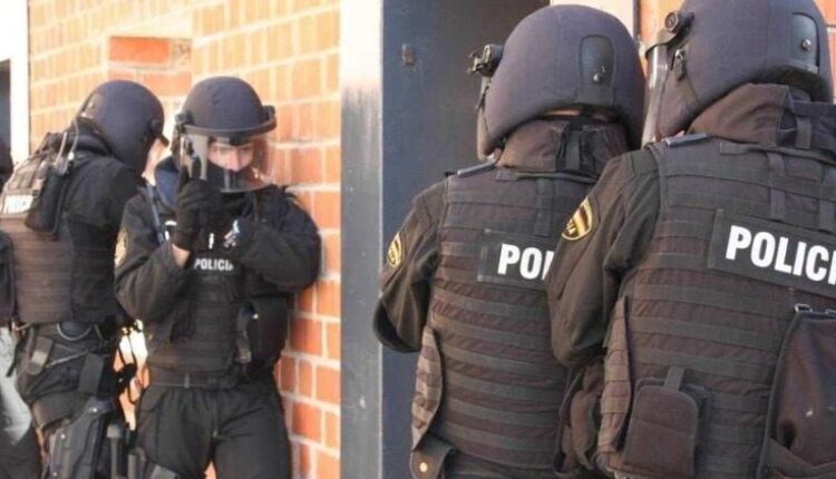 إسبانيا: اعتقال رجل هاجم المارة بسكاكين في مدينة فالنسيا