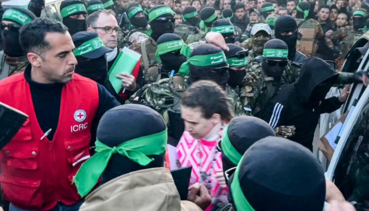 حماس تسلم الإحتلال جتمان 4 أسرى إسرائيليين