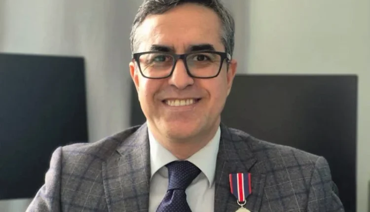 الملك تشارلز الثالث يوشح الباحت المغربي بوخفة