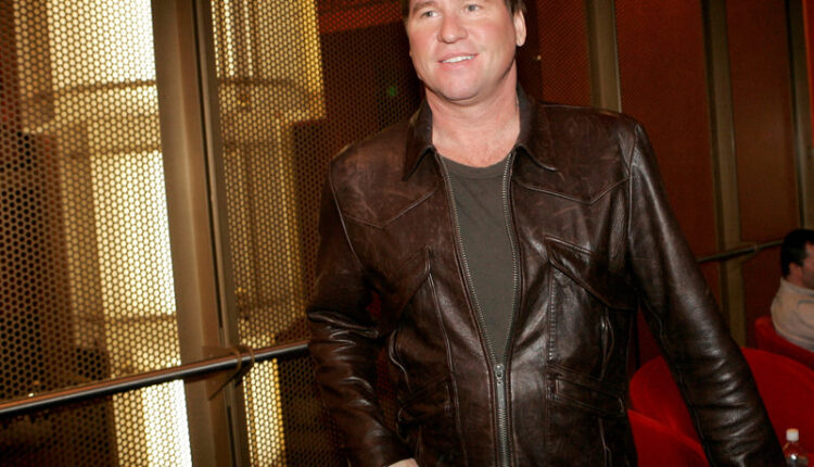 وفاة فال كيلمر بطل سلسلة الرجل الخماش عن 65 سنة