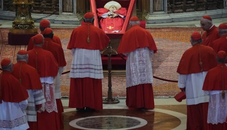 البابا فرنسيس يسجى في رداء أحمر