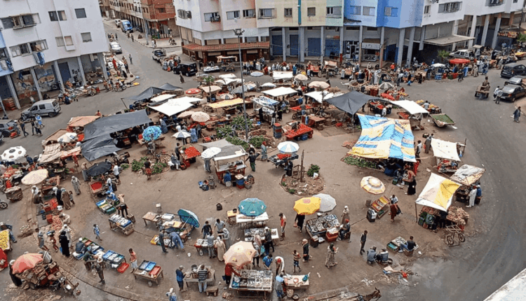 الدار البيضاء تعتزم مواجهة فوضى الباعة المتجولين بتهيئة أسواق جديدة