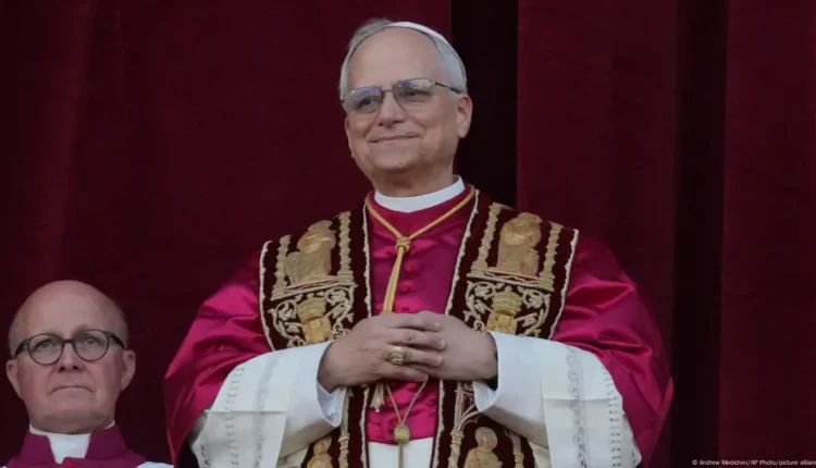 البابا ليون الرابع عشر يفتتح ولايته بالدعوة إلى السلام والعدالة