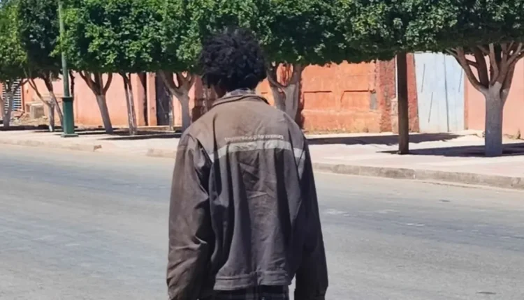 مختل عقليا يهاجم سائحا والأمن يتدخل