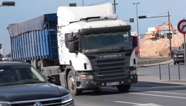 الدار البيضاء: حادث سير مأساوي بسبب عطل في شاحنة