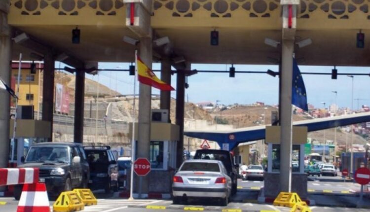 توقيف مواطن مغربي بتهمة تهريب 50 كيلوغرامًا من الشيرا بمعبر باب سبتة