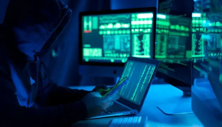 مذكرة بحث دولية صادرة بحق "هاكر" مغربي في إستونيا