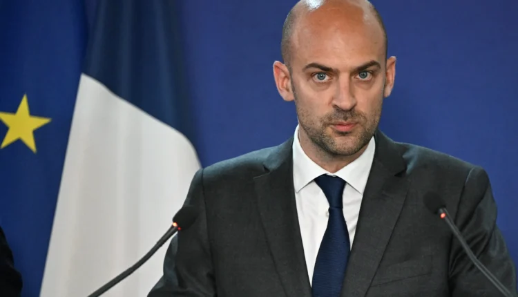 باريس: استهداف سجن إيفين الإيراني غير مقبول لتعريضه حياة نزيلين فرنسيين للخطر