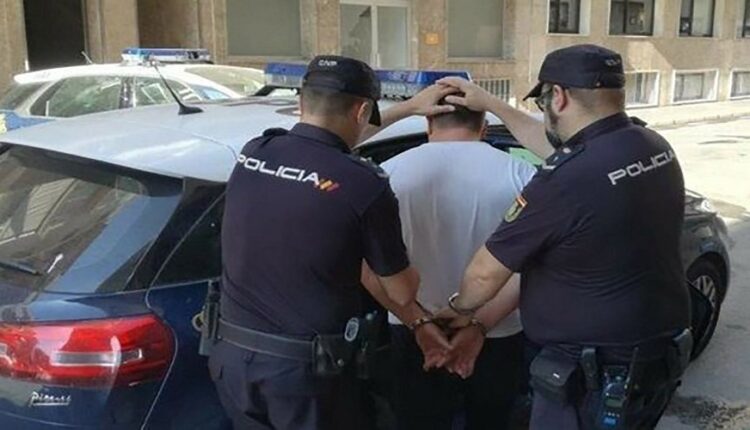 إيقاف شرطي إسباني لمدة 90 يومًا بسبب استغلال مهاجرين