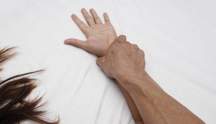  فاس: محاكمة طبيب نفسي وابن عمه في تهم  الاستغلال مرضى نفسيين جنسيًا