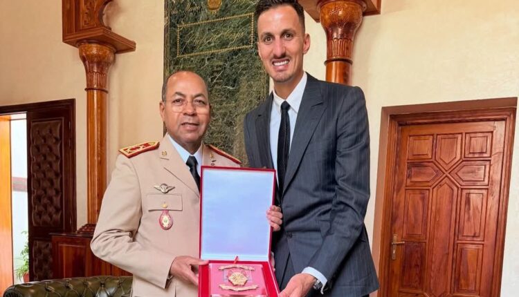 سفيان البقالي يحظى بتكريم خاص من قائد الحرس الملكي عبد العزيز شاطر