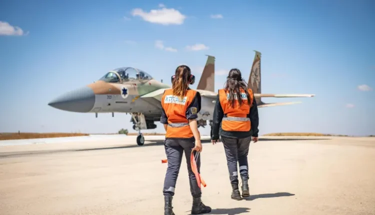 الطيارون الإسرائيليون يتخلصون من فائض الذخيرة فوق غزة