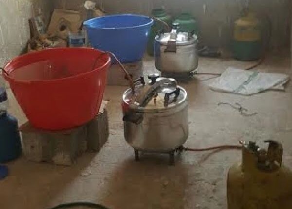 معدات مسروقة تقود إلى كشف مصنع سري لتقطير "الماحيا" بضواحي اشتوكة