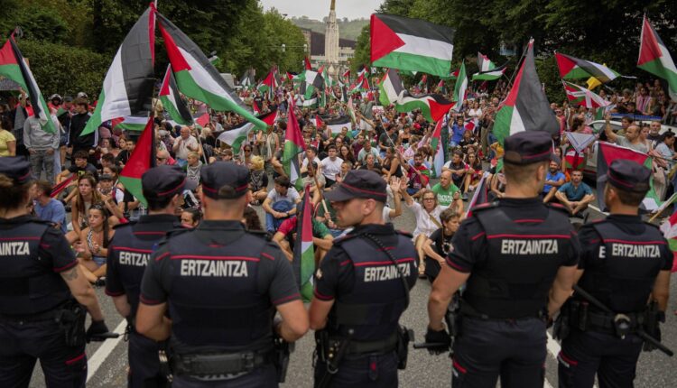 احتجاجات فلسطينية تثير اضطرابات في سباق طواف إسبانيا