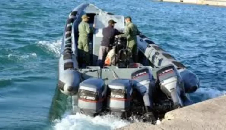 القصر الصغير: أمواج البحر تلفظ أكياس من مخدر الشيرا